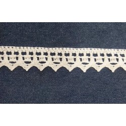 Pamutcsipke 2,6 cm fehér cikkcakkos szélcsipke