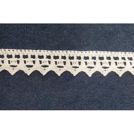 Pamutcsipke 2,6 cm fehér cikkcakkos szélcsipke