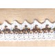 Pamutcsipke 2,5 cm fehér/opálosbarna cikkcakkos szélcsipke