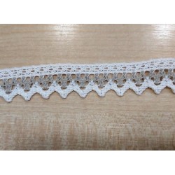 Pamutcsipke 2,4 cm fehér/szürke cikkcakkos szélcsipke