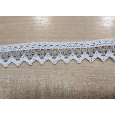 Pamutcsipke 2,4 cm fehér/szürke cikkcakkos szélcsipke
