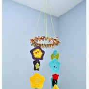 Forgók a babaágy fölé