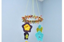 Forgók a babaágy fölé