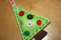 Filc dísz gombokkal