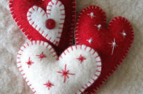 Szív díszek filcből